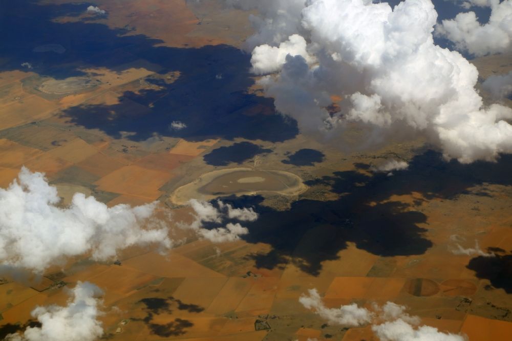Tswelopele von oben - Agrar- Landschaft und flacher Brackwassersee südlich Hoopstad bei Tswelopele in Freistaat, Südafrika