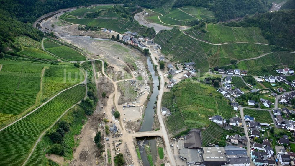 Luftaufnahme Mayschoß - Ahrverlauf bei Mayschoß Lochmühle nach der Hochwasserkatastrophe im Ahrtal diesen Jahres im Bundesland Rheinland-Pfalz, Deutschland