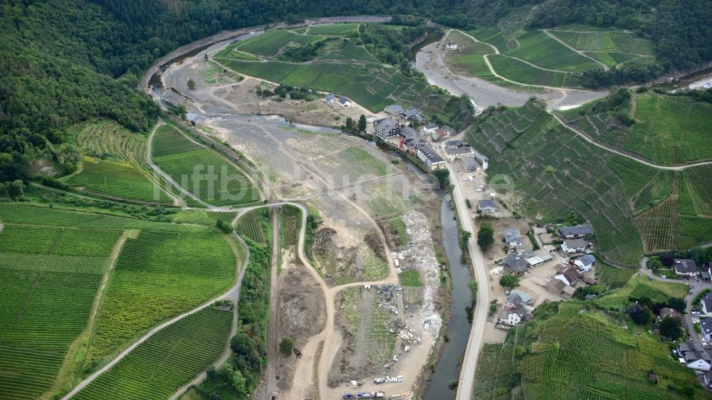 Mayschoß von oben - Ahrverlauf bei Mayschoß Lochmühle nach der Hochwasserkatastrophe im Ahrtal diesen Jahres im Bundesland Rheinland-Pfalz, Deutschland