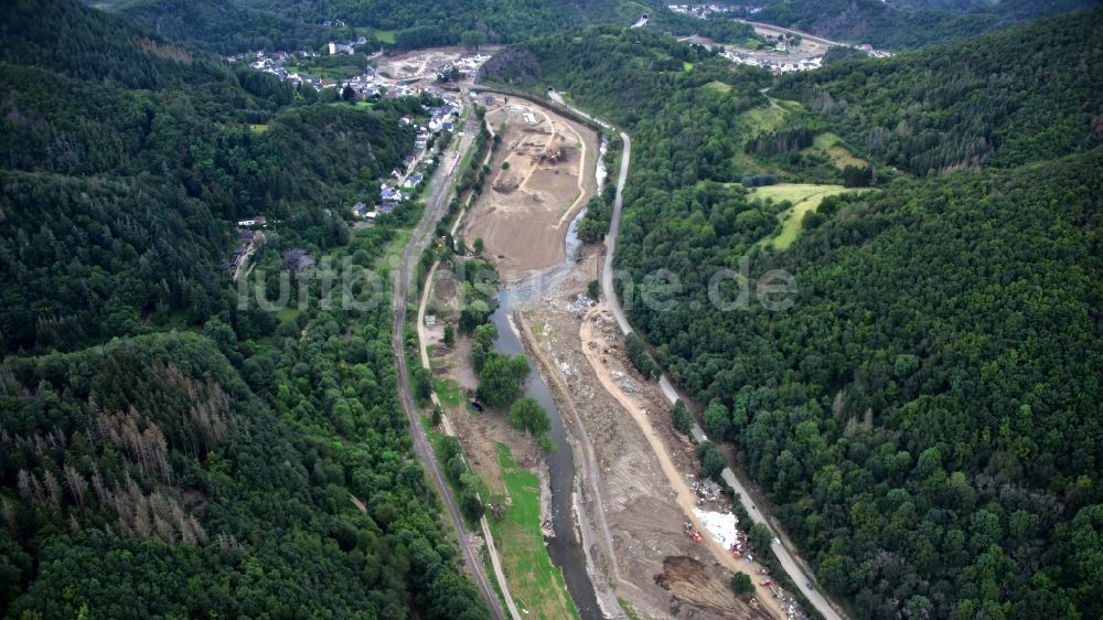 Luftbild Altenahr - Ahrverlauf südlich von Kreuzberg (Ahr) nach der Hochwasserkatastrophe im Ahrtal diesen Jahres im Bundesland Rheinland-Pfalz, Deutschland