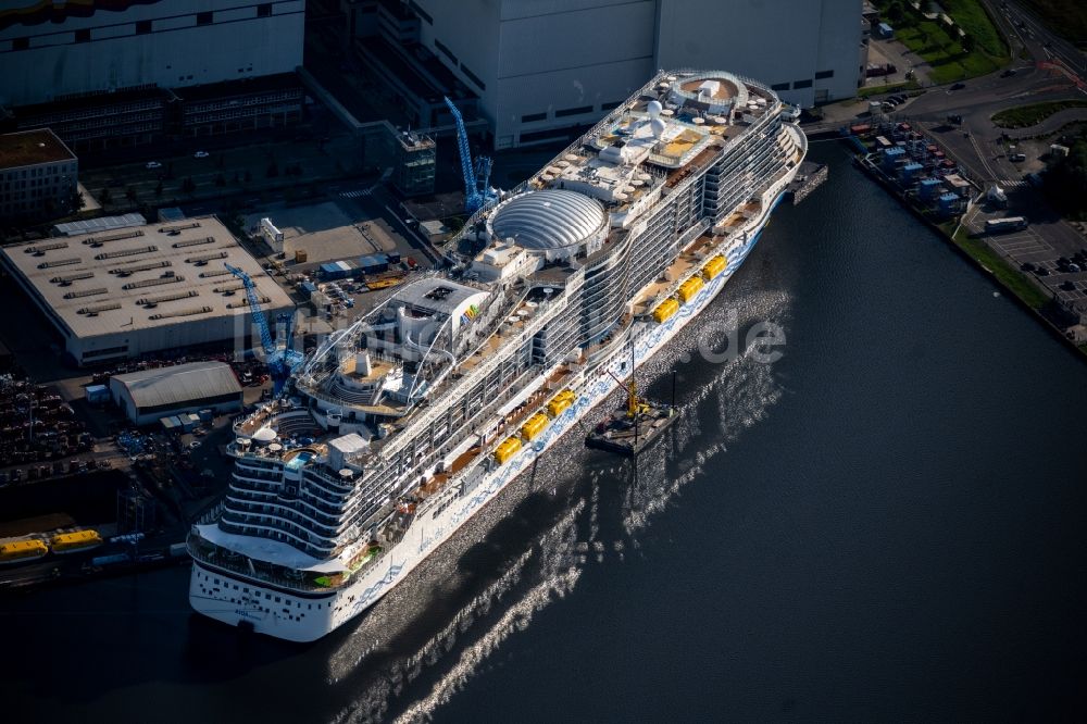 Luftbild Papenburg - AIDAcosma im Bau in der Meyer Werft in Papenburg im Bundesland Niedersachsen, Deutschland