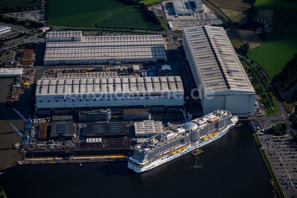 Papenburg aus der Vogelperspektive: AIDAcosma im Bau in der Meyer Werft in Papenburg im Bundesland Niedersachsen, Deutschland