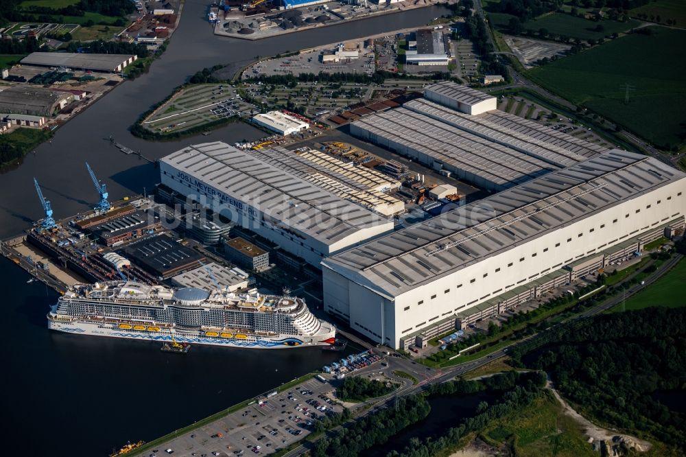 Papenburg aus der Vogelperspektive: AIDAcosma im Bau in der Meyer Werft in Papenburg im Bundesland Niedersachsen, Deutschland