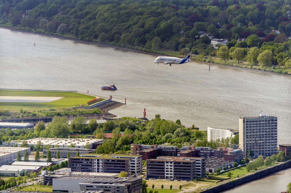 Luftaufnahme Hamburg - Airbus Beluga Flugzeug im Landeanflug auf den Hamburg-Finkenwerder Flugplatz im Bundesland Hamburg