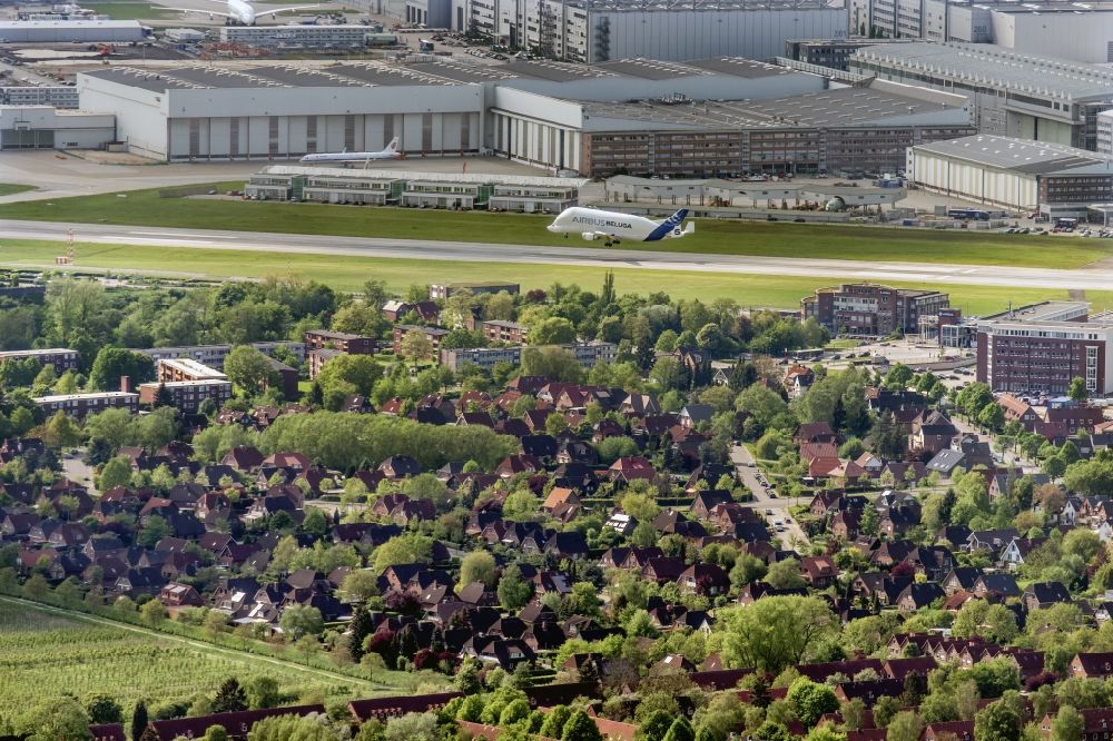 Luftbild Hamburg - Airbus Beluga Flugzeug im Landeanflug auf den Hamburg-Finkenwerder Flugplatz im Bundesland Hamburg