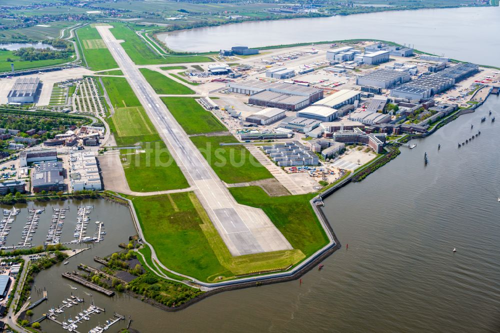 Hamburg von oben - Airbus Produktionsgelände und Landebagn des Werksflughafen Finkenwerder in Hamburg