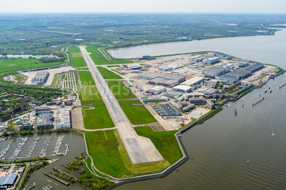 Hamburg aus der Vogelperspektive: Airbus Produktionsgelände und Landebagn des Werksflughafen Finkenwerder in Hamburg