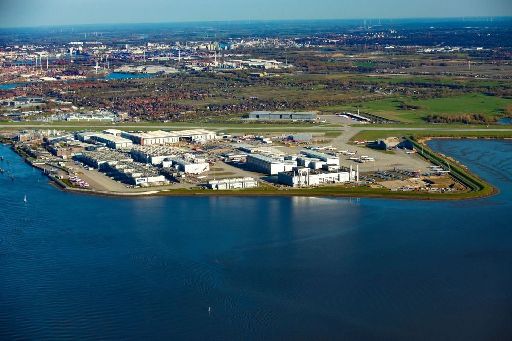 Hamburg von oben - Airbus Produktionsgelände und Werksflughafen Finkenwerder in Hamburg