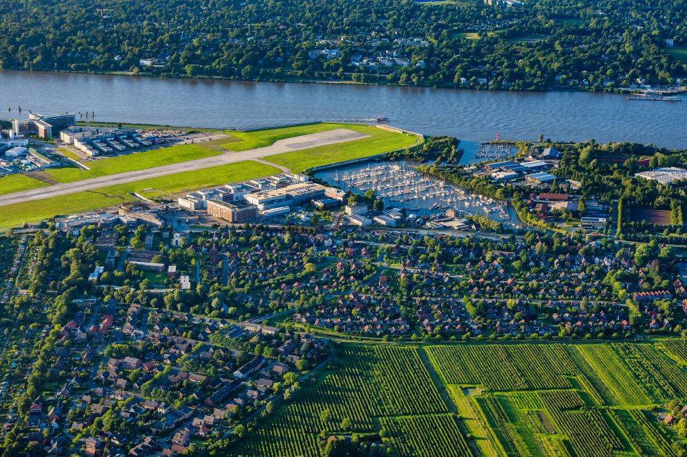 Hamburg aus der Vogelperspektive: Airbus Produktionsgelände und Werksflughafen Finkenwerder in Hamburg
