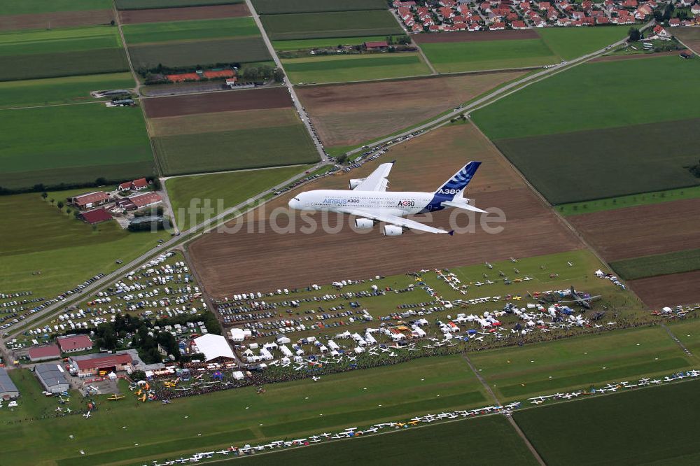 Tannheim / Tannkosh von oben - Airbus A380 im tiefen Überflug über dem Flugplatz Tannheim / Tannkosh 2011