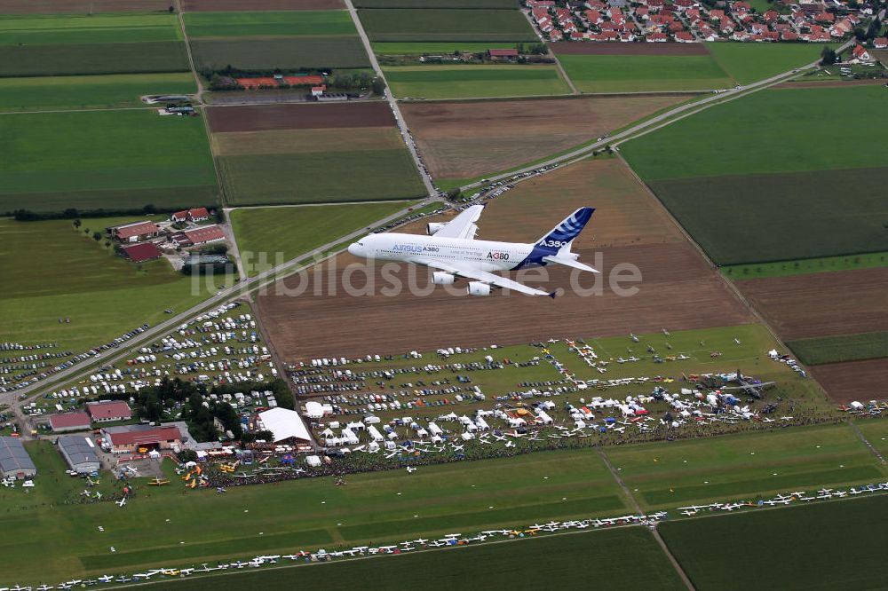 Tannheim / Tannkosh aus der Vogelperspektive: Airbus A380 im tiefen Überflug über dem Flugplatz Tannheim / Tannkosh 2011