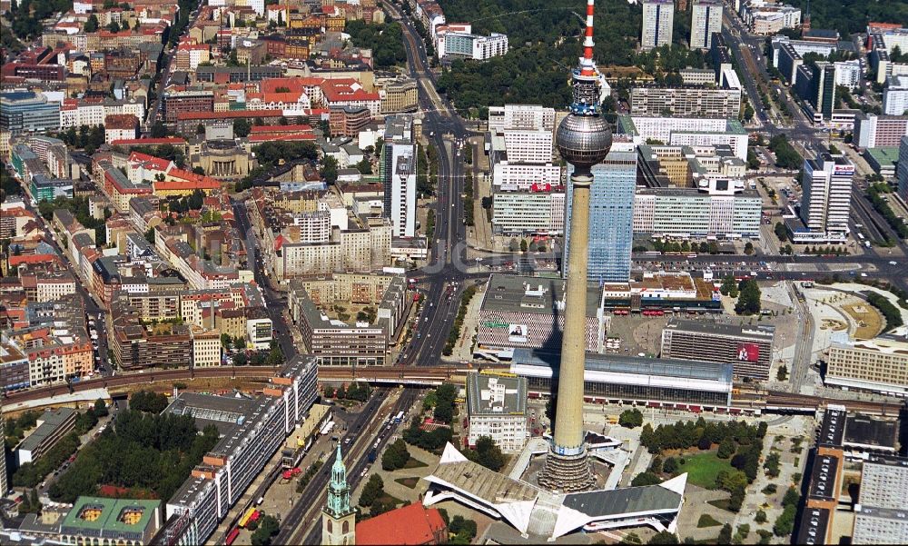 Berlin von oben - Alexanderplatz mit Fernsehturm und Sicht Richtung Berlin- Prenzlauer-Berg