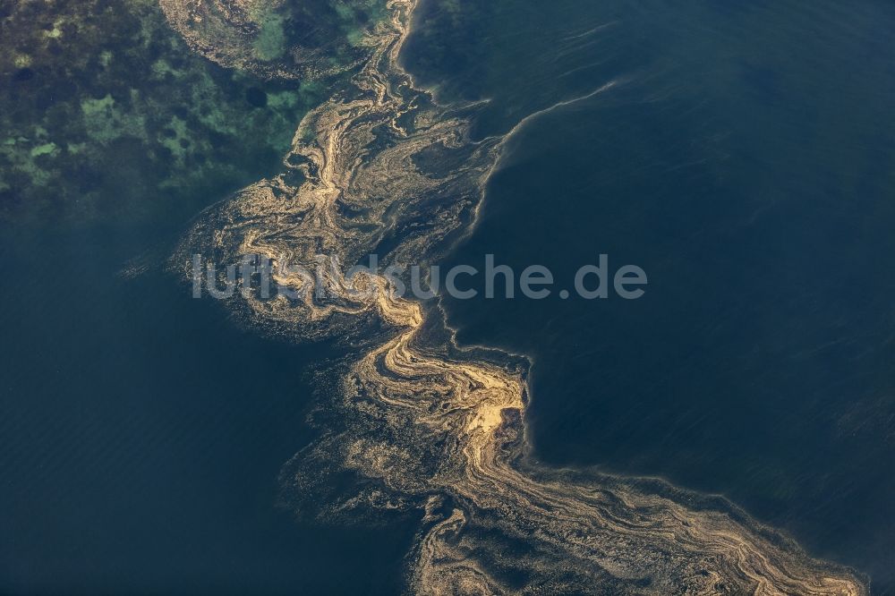 Luftaufnahme Humble - Algenblüte auf der Ostsee zwischen den Inseln Aeroe und Langeland in Humble in Syddanmark, Dänemark