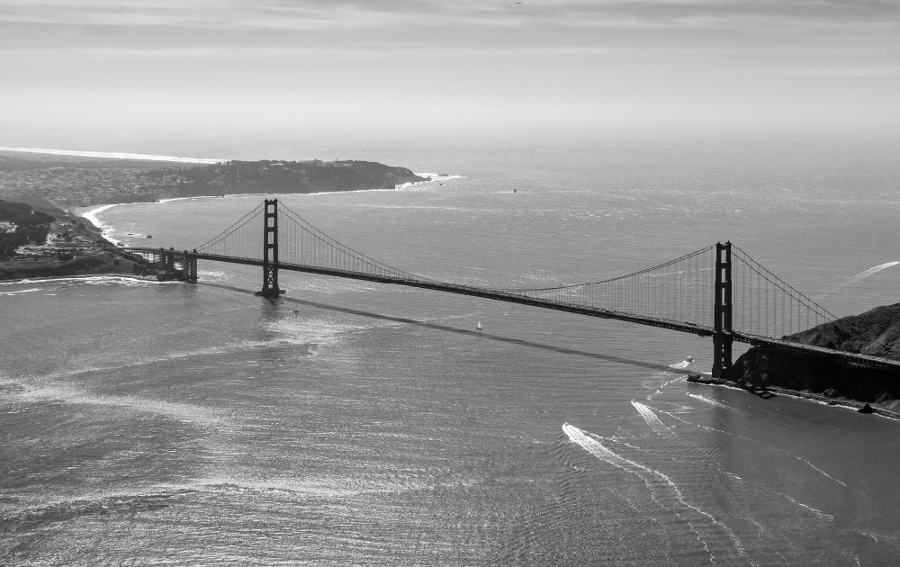 San Francisco aus der Vogelperspektive: Altbau- Brückenkomplex Golden Gate Bridge in San Francisco in Kalifornien, USA
