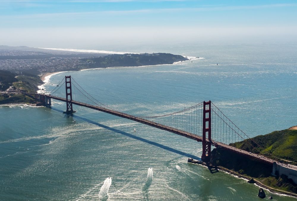 Luftaufnahme San Francisco - Altbau- Brückenkomplex Golden Gate Bridge in San Francisco in Kalifornien, USA