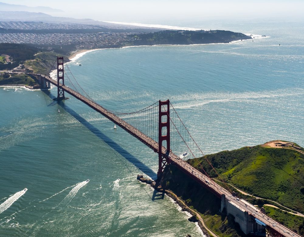 San Francisco von oben - Altbau- Brückenkomplex Golden Gate Bridge in San Francisco in Kalifornien, USA