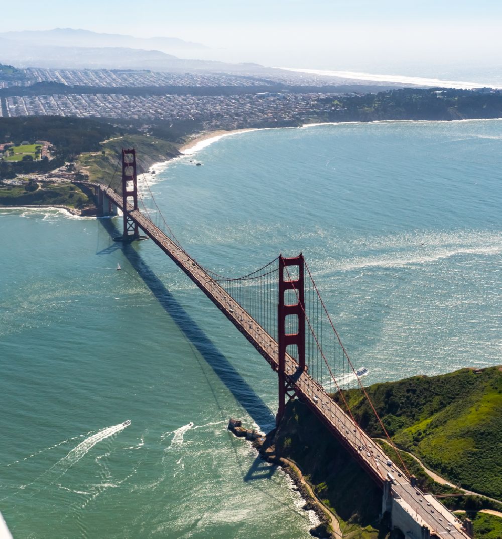San Francisco aus der Vogelperspektive: Altbau- Brückenkomplex Golden Gate Bridge in San Francisco in Kalifornien, USA