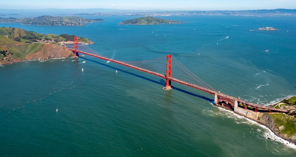 San Francisco von oben - Altbau- Brückenkomplex Golden Gate Bridge in San Francisco in Kalifornien, USA