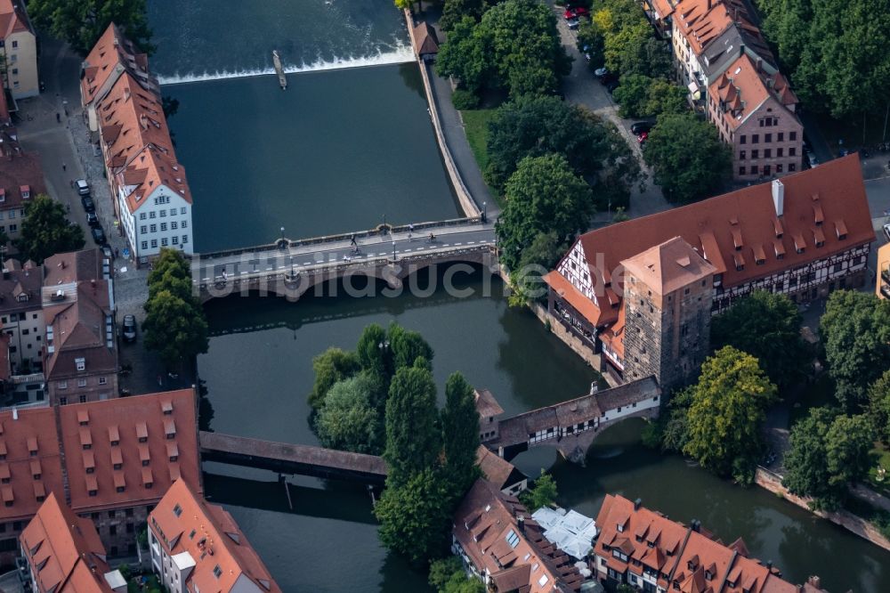 Luftbild Nürnberg - Altbau- Brückenkomplex der Henkerbrücke am Henkersteg - Trödelmarkt über die Pegnitz in Nürnberg im Bundesland Bayern, Deutschland