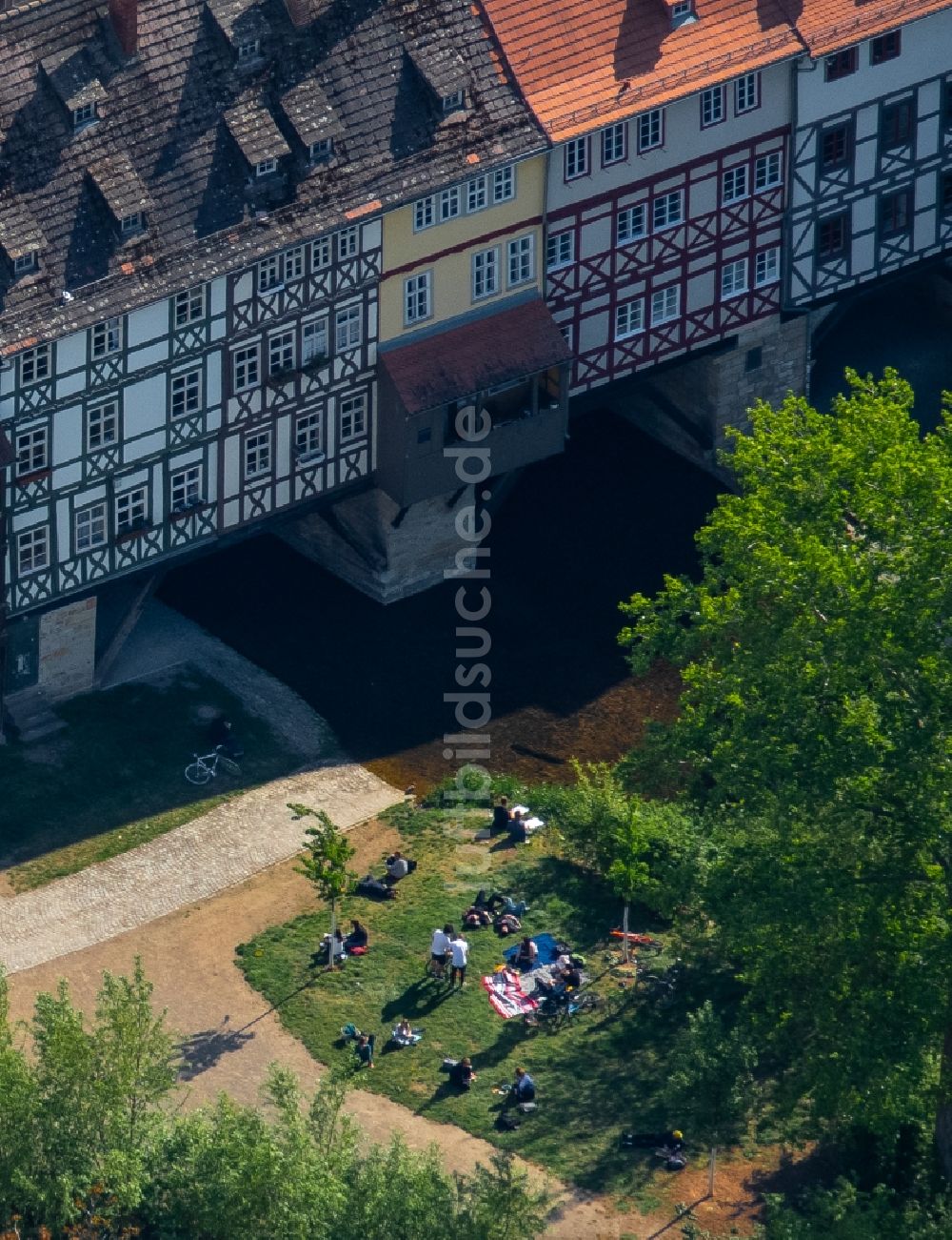 Luftaufnahme Erfurt - Altbau- Brückenkomplex Krämerbrücke Erfurt über die Gera im Ortsteil Altstadt in Erfurt im Bundesland Thüringen, Deutschland