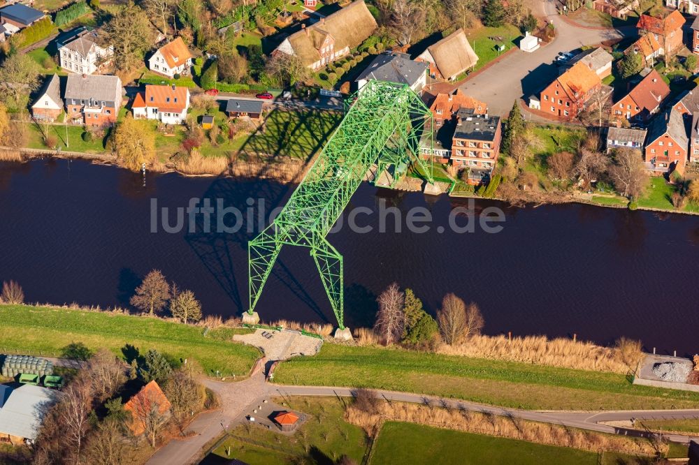 Osten aus der Vogelperspektive: Altbau- Brückenkomplex der Schwebefähre über die Oste über in Osten im Bundesland Niedersachsen, Deutschland