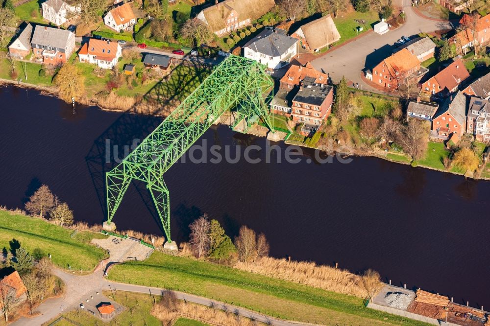 Osten von oben - Altbau- Brückenkomplex der Schwebefähre über die Oste über in Osten im Bundesland Niedersachsen, Deutschland