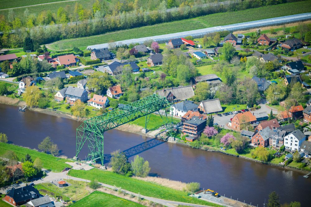 Osten aus der Vogelperspektive: Altbau- Brückenkomplex der Schwebefähre über die Oste über in Osten im Bundesland Niedersachsen, Deutschland