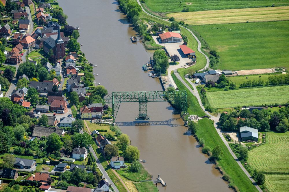 Luftbild Osten - Altbau- Brückenkomplex der Schwebefähre über die Oste über in Osten im Bundesland Niedersachsen, Deutschland