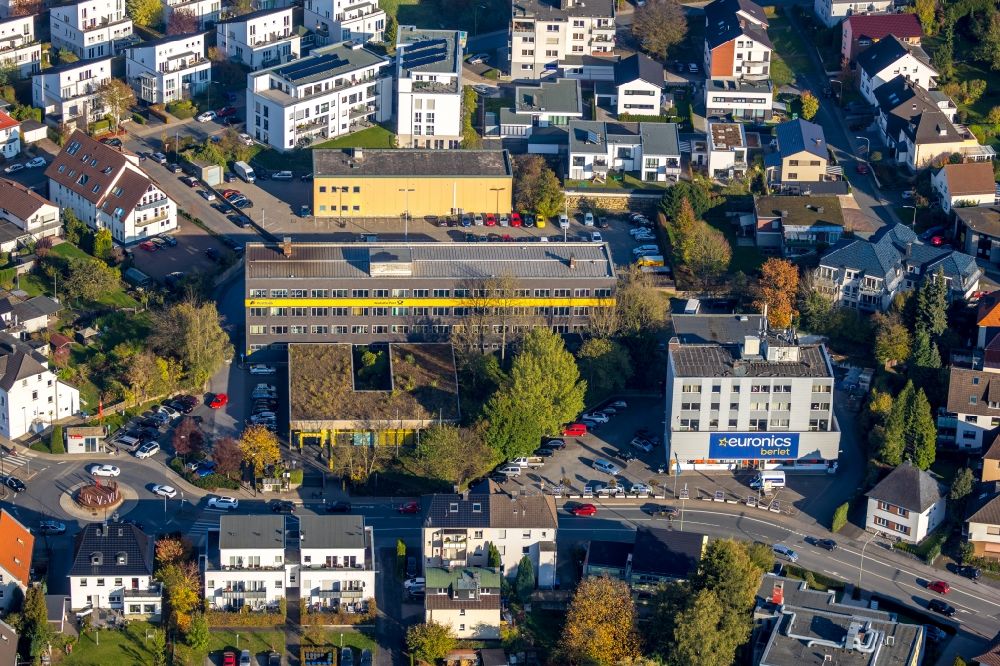 Luftaufnahme Arnsberg - Altbau- Gebäudekomplex der Deutschen Post im Ortsteil Neheim in Arnsberg im Bundesland Nordrhein-Westfalen, Deutschland
