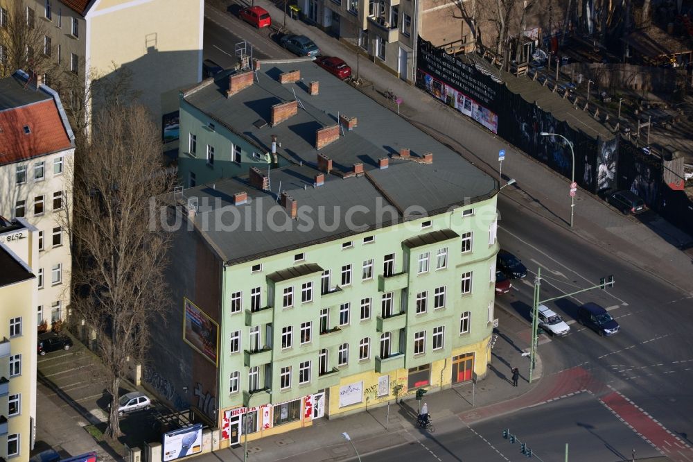 Berlin Friedrichshain von oben - Altbau- Mehrfamilienwohnhausreihe an der Markgrafendamm Ecke Stralauer Alle im Stadtteil Friedrichshain in Berlin