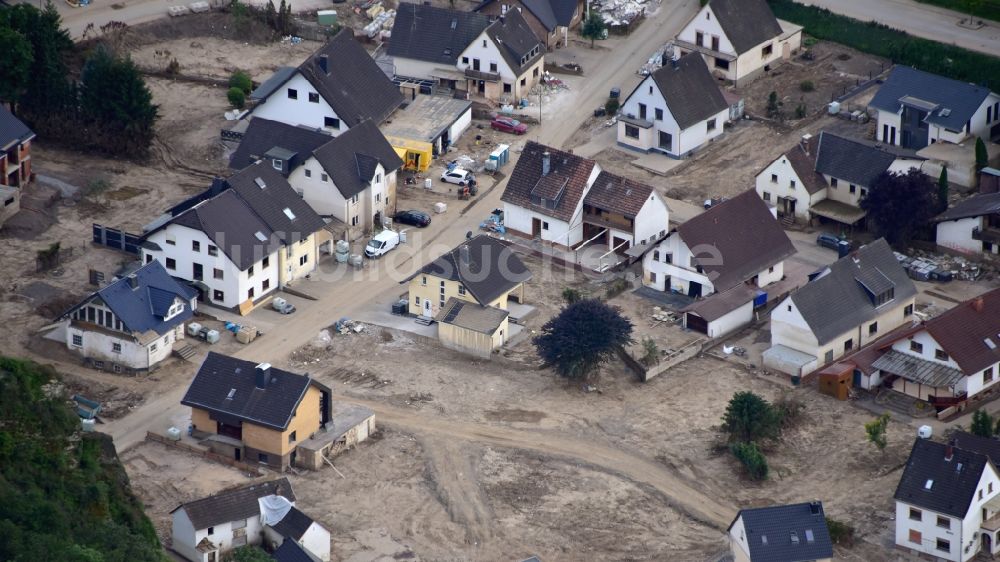 Altenahr von oben - Altenburg (Ahr) nach der Hochwasserkatastrophe im Ahrtal diesen Jahres im Bundesland Rheinland-Pfalz, Deutschland