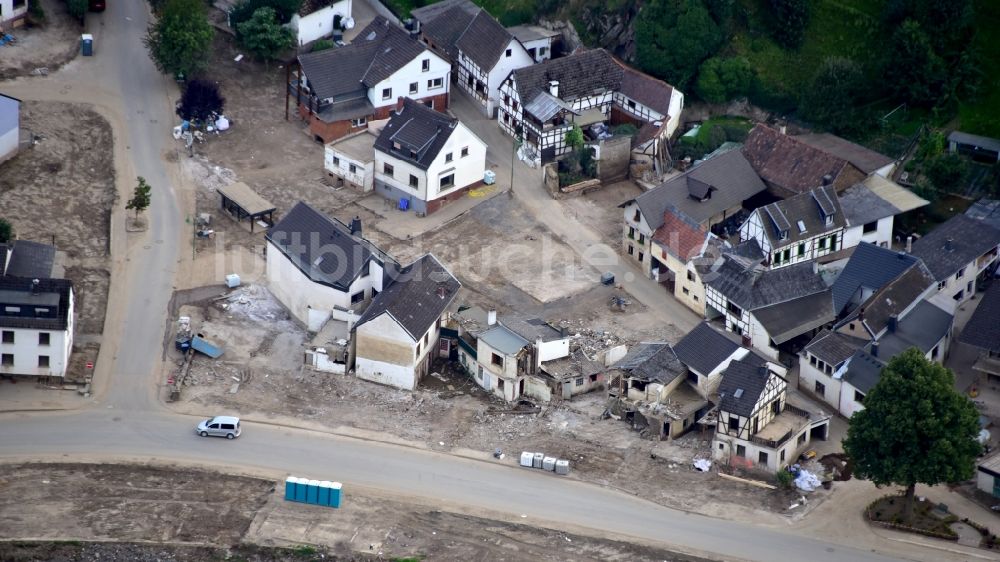 Altenahr aus der Vogelperspektive: Altenburg (Ahr) nach der Hochwasserkatastrophe im Ahrtal diesen Jahres im Bundesland Rheinland-Pfalz, Deutschland