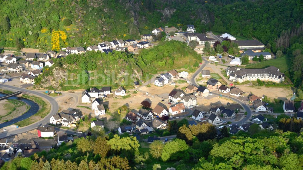 Altenahr von oben - Altenburg (Ahr) rund 10 Monate nach der Hochwasserkatastrophe im Ahrtal diesen Jahres im Bundesland Rheinland-Pfalz, Deutschland