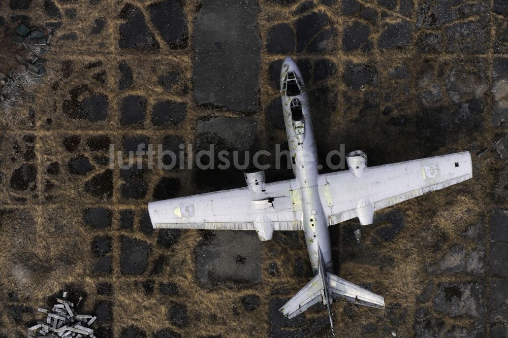 Peenemünde von oben - Altes Flugzeugwrack Iljuschin IL-28 auf dem Gelände des Flugplatzes Peenemünde im Bundesland Mecklenburg-Vorpommern