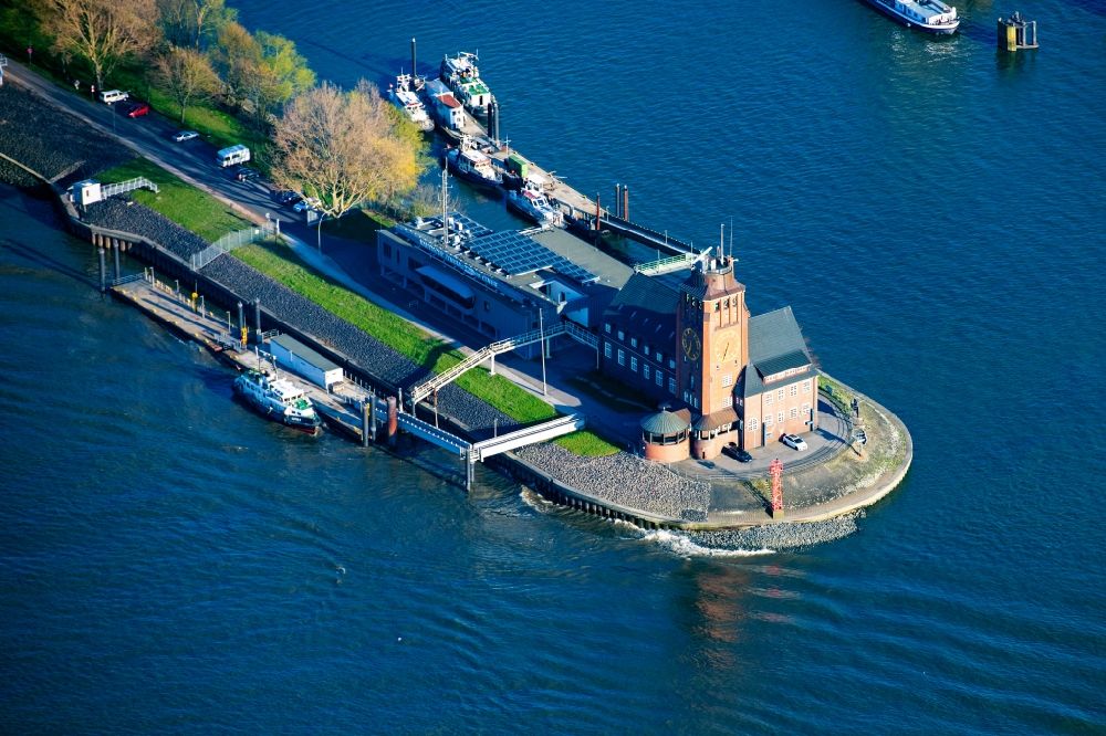 Hamburg aus der Vogelperspektive: Altes Lotsenhaus Seemannshöft an der Elbe im Ortsteil Waltershof in Hamburg, Deutschland