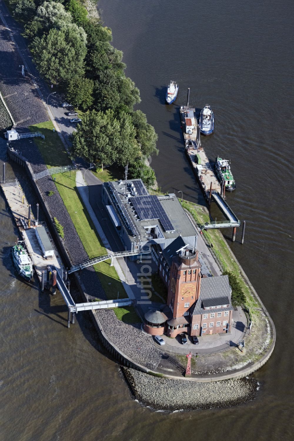 Luftaufnahme Hamburg - Altes Lotsenhaus Seemannshöft an der Elbe im Ortsteil Waltershof in Hamburg, Deutschland