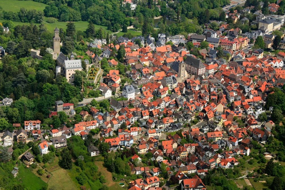 Kronberg im Taunus von oben - Altstadt mit Burg Kronberg in Kronberg im Taunus im Bundesland Hessen