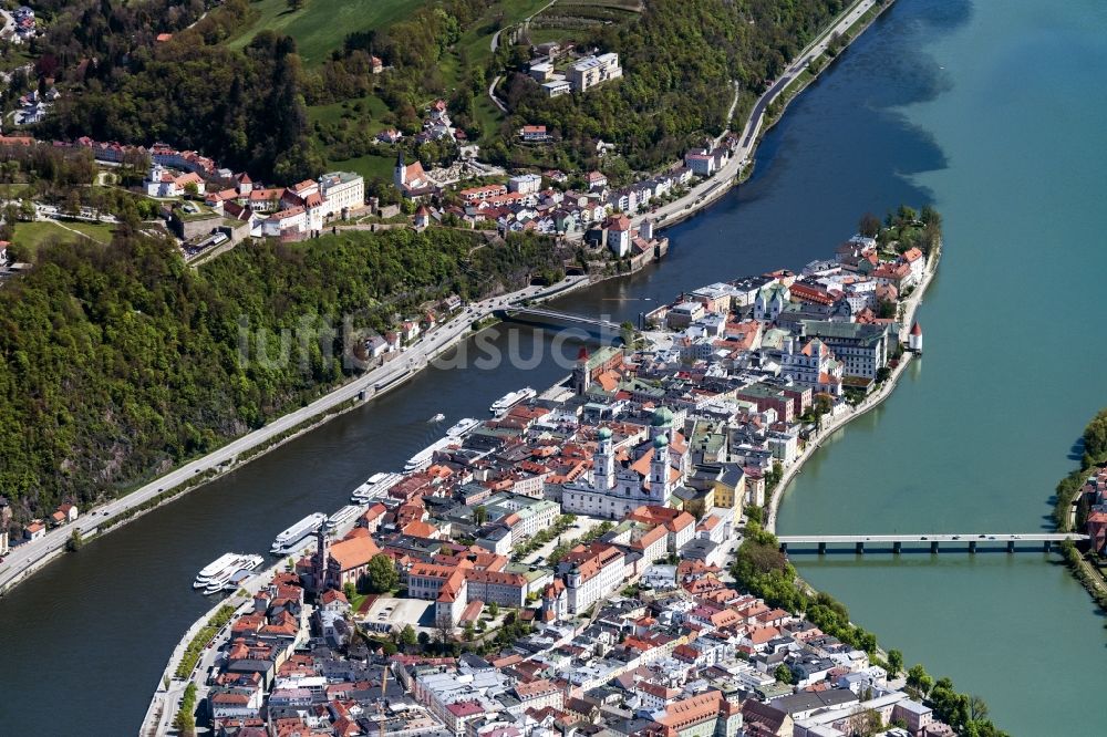 Luftaufnahme Passau - Altstadt an den Fluss- Uferbereichen der Donau und des Inn in Passau im Bundesland Bayern, Deutschland