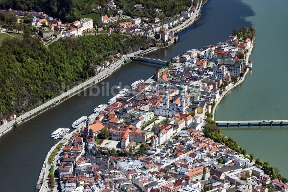 Passau aus der Vogelperspektive: Altstadt an den Fluss- Uferbereichen der Donau und des Inn in Passau im Bundesland Bayern, Deutschland