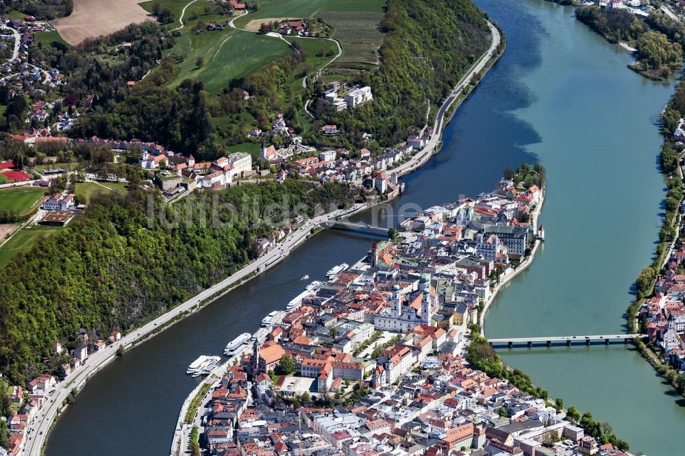 Luftbild Passau - Altstadt an den Fluss- Uferbereichen der Donau und des Inn in Passau im Bundesland Bayern, Deutschland