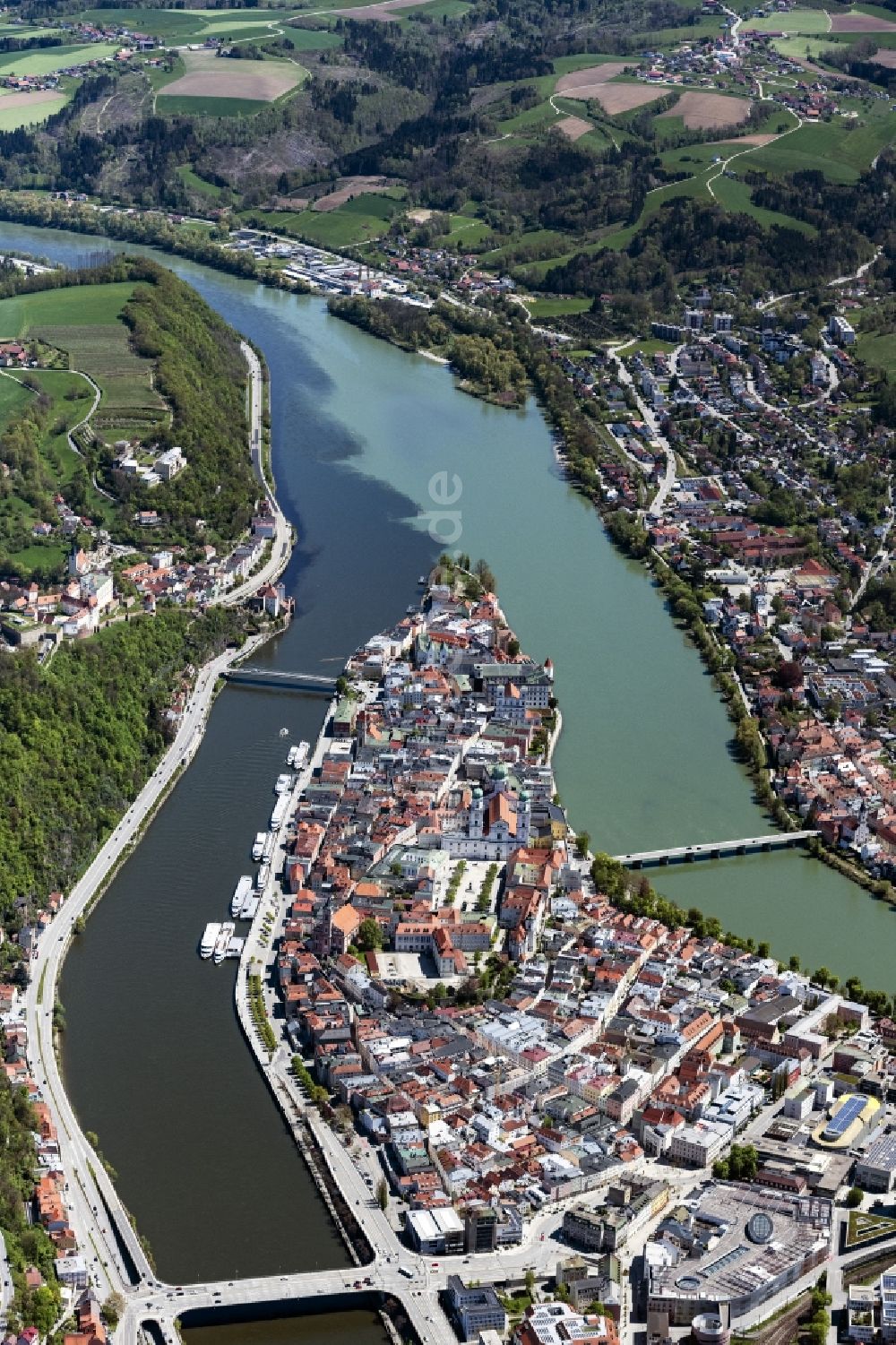 Luftaufnahme Passau - Altstadt an den Fluss- Uferbereichen der Donau und des Inn in Passau im Bundesland Bayern, Deutschland
