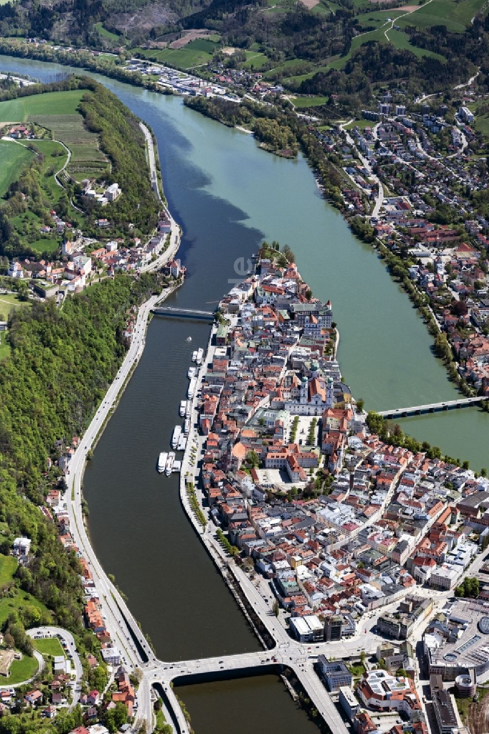 Passau von oben - Altstadt an den Fluss- Uferbereichen der Donau und des Inn in Passau im Bundesland Bayern, Deutschland
