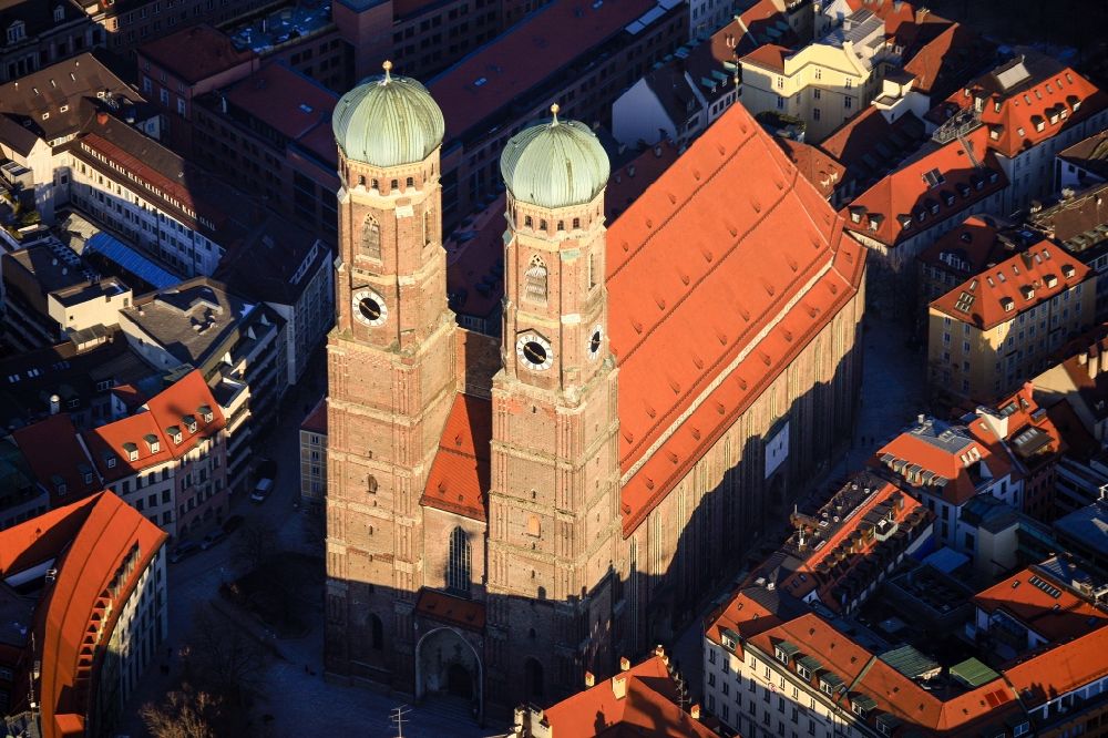 München aus der Vogelperspektive: Altstadt an der Frauen- Kirche am Neuen Rathaus im Zentrum der Landeshauptstadt München in Bayern