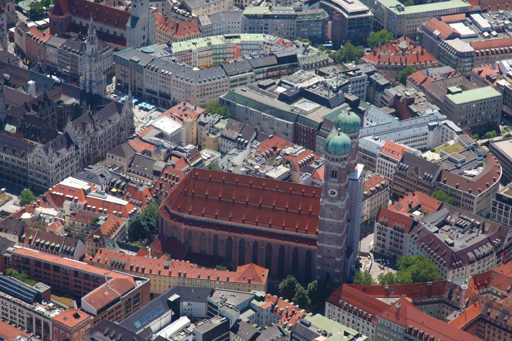 Luftbild München - Altstadt an der Frauen- Kirche am Neuen Rathaus im Zentrum der Landeshauptstadt München in Bayern