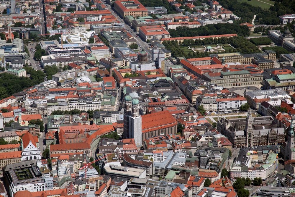 Luftaufnahme München - Altstadt an der Frauen- Kirche am Neuen Rathaus im Zentrum der Landeshauptstadt München in Bayern