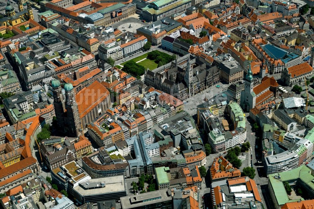 Luftaufnahme München - Altstadt an der Frauen- Kirche am Neuen Rathaus im Zentrum der Landeshauptstadt München in Bayern