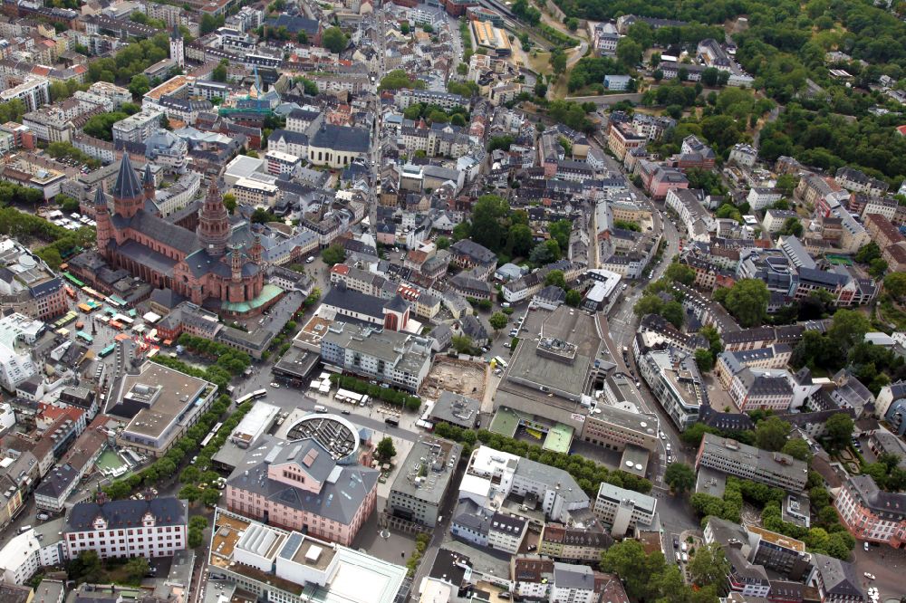 Mainz aus der Vogelperspektive: Altstadt mit dem Mainzer Dom in Mainz im Bundesland Rheinland-Pfalz
