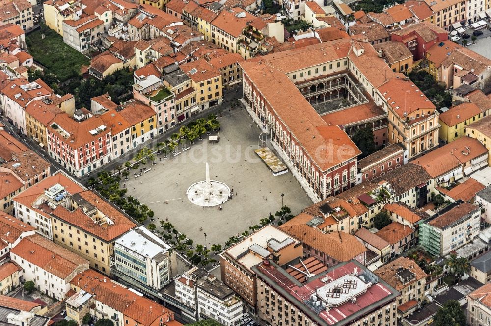 Luftaufnahme Massa - Altstadt in Massa in Italien