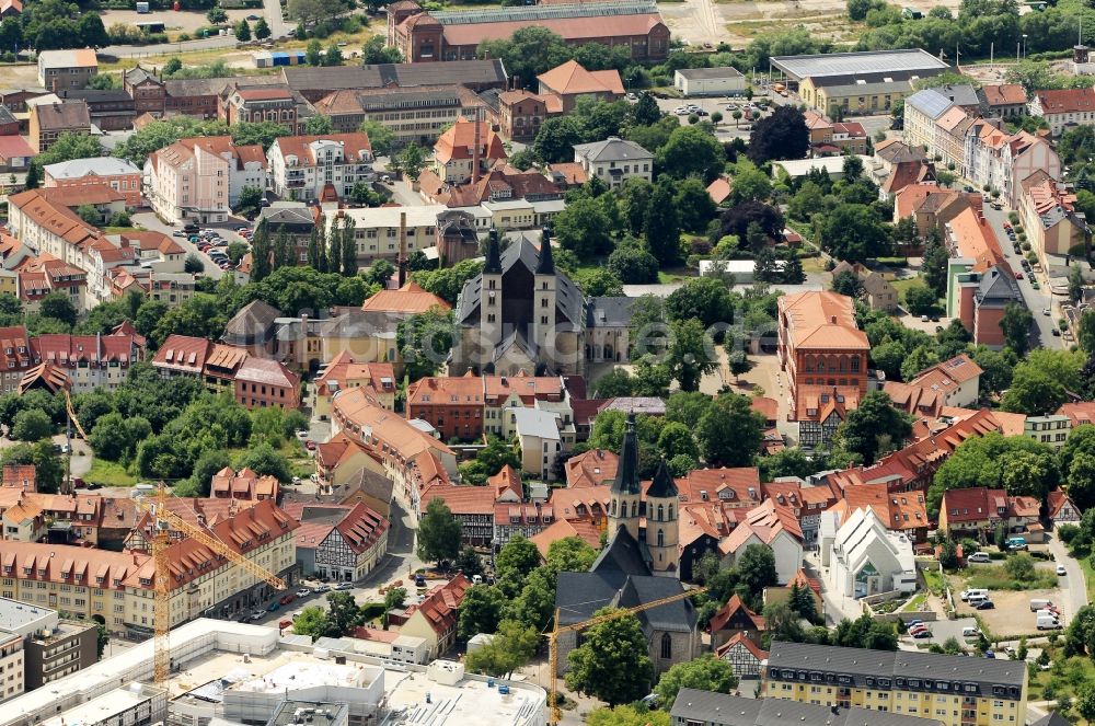Nordhausen von oben - Altstadt von Nordhausen im Bundesland Thüringen mit Dom zum Heiligen Kreuz und Museum Flohburg