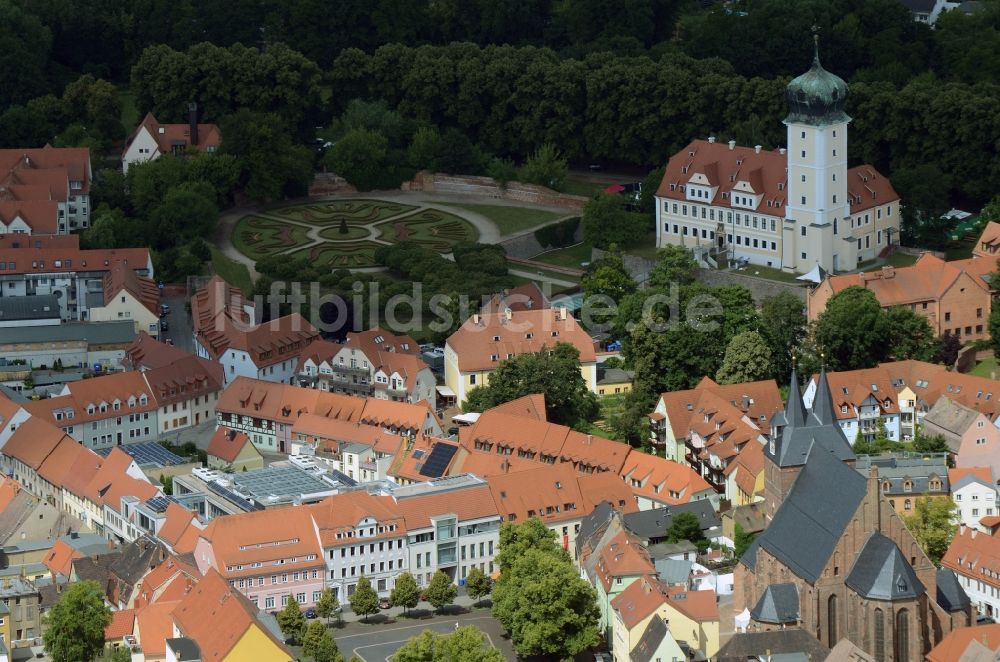 Luftbild Delitzsch - Altstadt mit der Stadtkirche St. Peter und Paul und Schloss mit Schlossgarten in Delitzsch in Sachsen